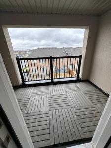 un balcon vide avec vue sur un bâtiment dans l'établissement ON Residence, à Hamilton