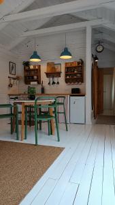 cocina con mesa y sillas en una habitación en Domek przy Majątku Morgi, en Suchowola