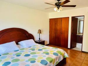 Tempat tidur dalam kamar di 3BR/3.5BA Golf & Beach Villa