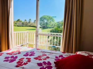 1 dormitorio con cama y ventana con vistas en 3BR/3.5BA Golf & Beach Villa, en Río Hato