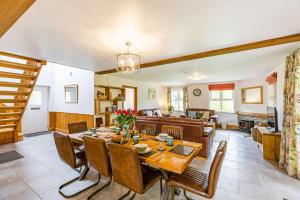雷雅特的住宿－Rhosllyn Retreats - Lakeside Lodge，用餐室以及带桌椅的起居室。