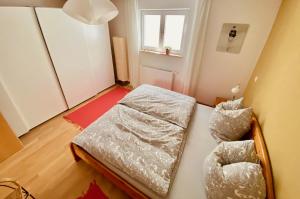 a small bedroom with a bed and a window at Ferienwohnung Zum Drachenstich in Murnau am Staffelsee