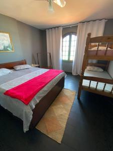 カボ・フリオにあるPousada My House Cabo Frioのベッドルーム1室(赤い毛布とはしご付きのベッド1台付)