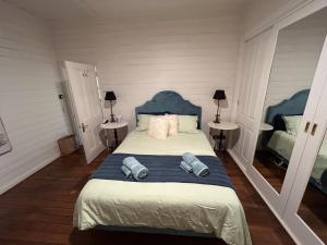 una camera con un letto con due cuscini sopra di Misty Mountain Cottage at Krambach a Krambach