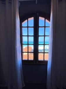 カボ・フリオにあるPousada My House Cabo Frioの建物の景色を望む部屋の窓