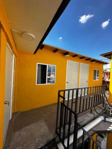 dom z pomarańczową ścianą i balkonem w obiekcie CASA MARIN Majagua w mieście Oaxaca