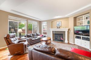 a living room with leather furniture and a fireplace at 3BR 2,5BA - Ready to move in - utensils, furniture and appliances in Renton