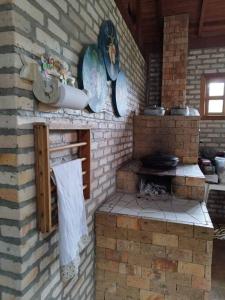 eine Backsteinwand mit einem Backsteinofen in der Küche in der Unterkunft Sitio com jaccuzi, fogão a lenha in Vitória da Conquista