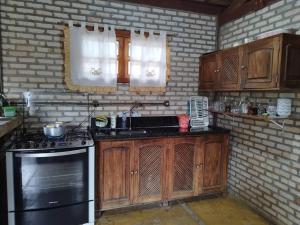 Kuchyň nebo kuchyňský kout v ubytování Sitio com jaccuzi, fogão a lenha