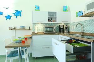 Eldhús eða eldhúskrókur á Lagoon Ocean Resort 2 bdrm/2bath with beach access