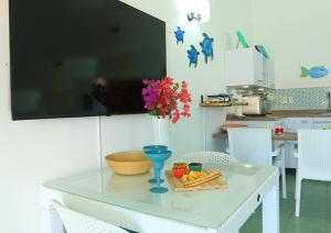 Sjónvarps- og/eða afþreyingartæki á Lagoon Ocean Resort 2 bdrm/2bath with beach access
