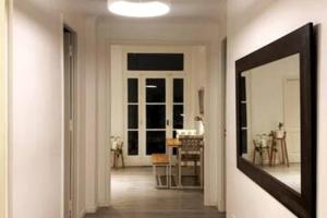 una sala de estar con un pasillo con espejo en Palermo Apartment en Buenos Aires
