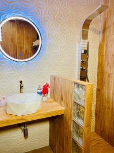 Montreal Magdalena Del Mar Hotel في ليما: حمام مع حوض ومرآة