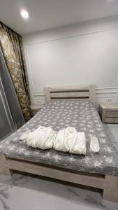 - un lit avec 2 oreillers dans l'établissement King Davit White, à Tbilissi