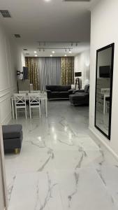 - un salon avec un sol en marbre blanc dans l'établissement King Davit White, à Tbilissi