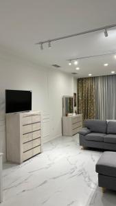 Il comprend un salon doté d'un canapé et d'une télévision à écran plat. dans l'établissement King Davit White, à Tbilissi