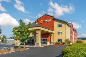 a front view of a hotel with a courtyard inn at Comfort Inn Troutdale-Portland East in Troutdale
