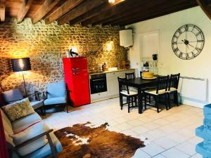 cocina con mesa y nevera roja en Jolie Maison dans le Perche, en Mahéru