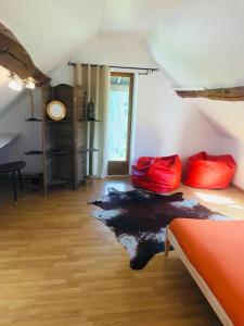 1 dormitorio con almohadas rojas en el suelo en Jolie Maison dans le Perche, en Mahéru