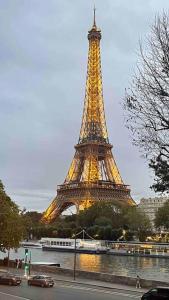 uma vista para a torre Eiffel à noite em Splendid Eiffel Tower & La Seine - 8 Beds em Paris
