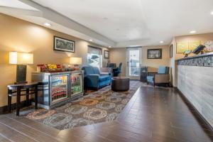 a hotel lobby with a snack bar and a living room at Comfort Inn Troutdale-Portland East in Troutdale