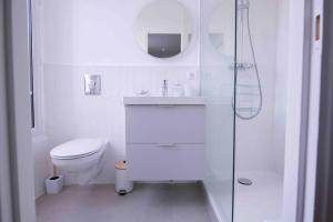 une salle de bain blanche avec toilettes et douche dans l'établissement Le Rêveur - Parking Gratuit, Wifi, RER C Choisy-le-Roi, à Choisy-le-Roi