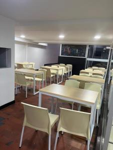 una stanza piena di tavoli e sedie in un ristorante di Hotel The MIRROR a Bogotá