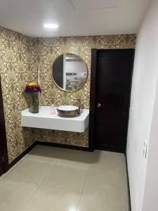 ein Bad mit einem Waschbecken und einem Spiegel in der Unterkunft Hotel The MIRROR in Bogotá