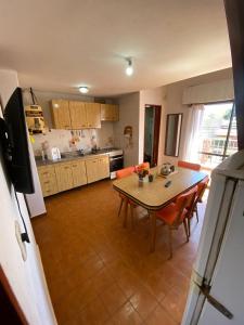 Köök või kööginurk majutusasutuses Excelente Depto en Las Toninas Calle 44