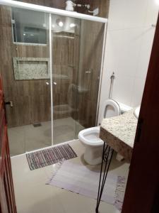 La salle de bains est pourvue d'une douche et de toilettes. dans l'établissement Recanto das pedras, à São Thomé das Letras