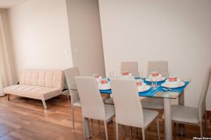 - une salle à manger avec une table, des chaises et des tasses dans l'établissement Vive Piura a tu manera, à Piura