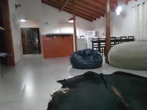 - une chambre avec 2 lits à l'étage dans l'établissement Recanto das pedras, à São Thomé das Letras