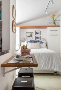 a bedroom with a bed and a table with a scale at STUDIO MONSIEUR 421 LEBLoN in Rio de Janeiro