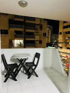 a counter with two chairs and a table in a room at Apartamento Santa marta el rodadero in Gaira