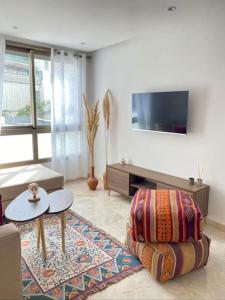卡薩布蘭卡的住宿－Appartement Luxe - Casablanca，客厅配有沙发和桌子
