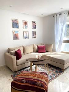 卡薩布蘭卡的住宿－Appartement Luxe - Casablanca，客厅配有沙发和桌子