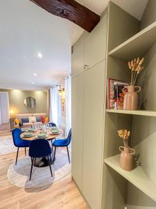 ein Esszimmer und ein Wohnzimmer mit einem Tisch und Stühlen in der Unterkunft Appartement cosy Paris métro 9 pour 10 in Montreuil