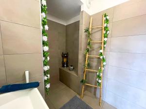 ein Badezimmer mit Blumen an der Wand in der Unterkunft *Le Royal*Havre De Paix*Wifi* in Marseille
