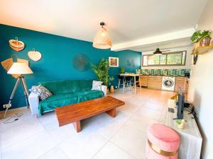 a living room with a green couch and a table at *Le Royal*Havre De Paix*Wifi* in Marseille
