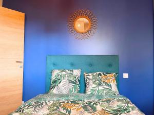 a blue bedroom with a bed and a blue wall at *Le Royal*Havre De Paix*Wifi* in Marseille