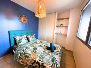 a bedroom with a bed and a blue wall at *Le Royal*Havre De Paix*Wifi* in Marseille
