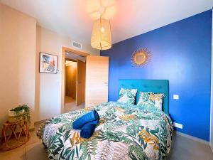 ein blaues Schlafzimmer mit einem Bett mit blauer Wand in der Unterkunft *Le Royal*Havre De Paix*Wifi* in Marseille