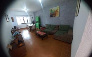 sala de estar con sofá y mesa en Peruíbe casa 150 metros praia 3 dormitórios casa independente en Peruíbe