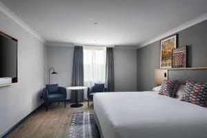 Postel nebo postele na pokoji v ubytování Edinburgh Marriott Hotel Holyrood
