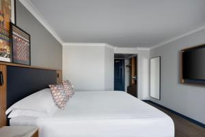 Postel nebo postele na pokoji v ubytování Edinburgh Marriott Hotel Holyrood