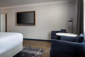 Postel nebo postele na pokoji v ubytování Edinburgh Marriott Hotel Holyrood