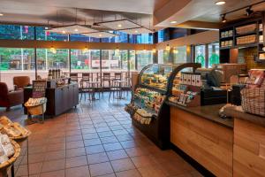 a restaurant with a store with a counter and tables at Ottawa Marriott Hotel in Ottawa