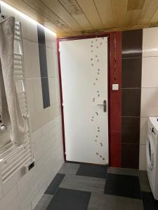 a bathroom with a door and a toilet at Studio famille, lit aventurier in Saint-Laurent-de-Neste