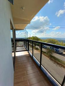 a balcony with a view of the ocean at Flat com Varanda - Avenida Hospedagem in São Thomé das Letras