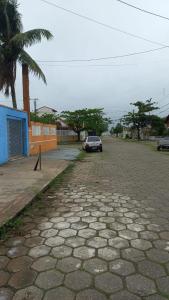 une voiture garée sur le côté d'une rue dans l'établissement Peruíbe casa 150 metros praia 3 dormitórios casa independente, à Peruíbe